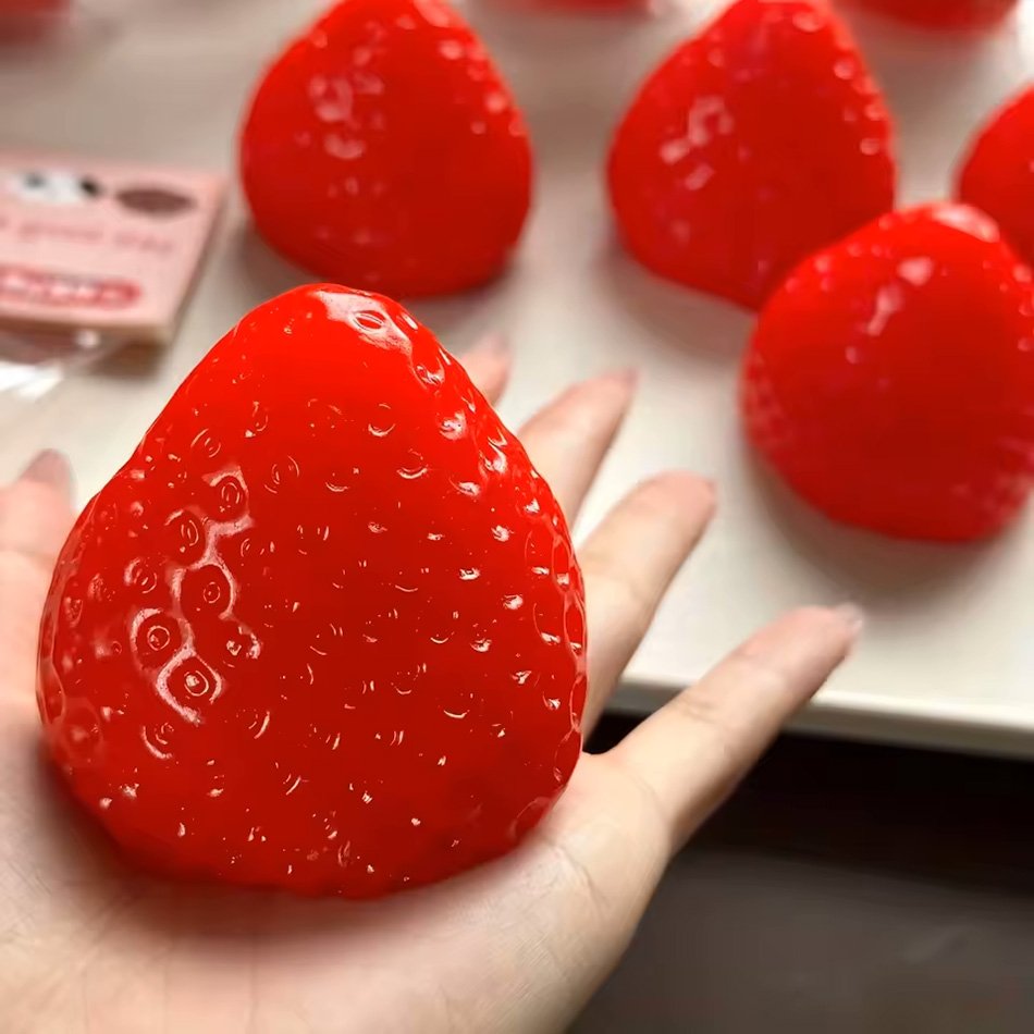 Squishy Big Strawberry Squeeze - Kids Toys Entertainer 评论和价格